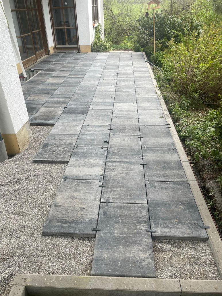 Großformatige Steinplattenverlegung auf Terrasse